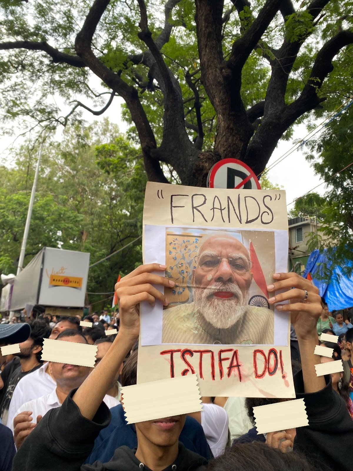 A poster reading FRANDS above a portrait of the Prime Minister, with ISTIFA DO below it